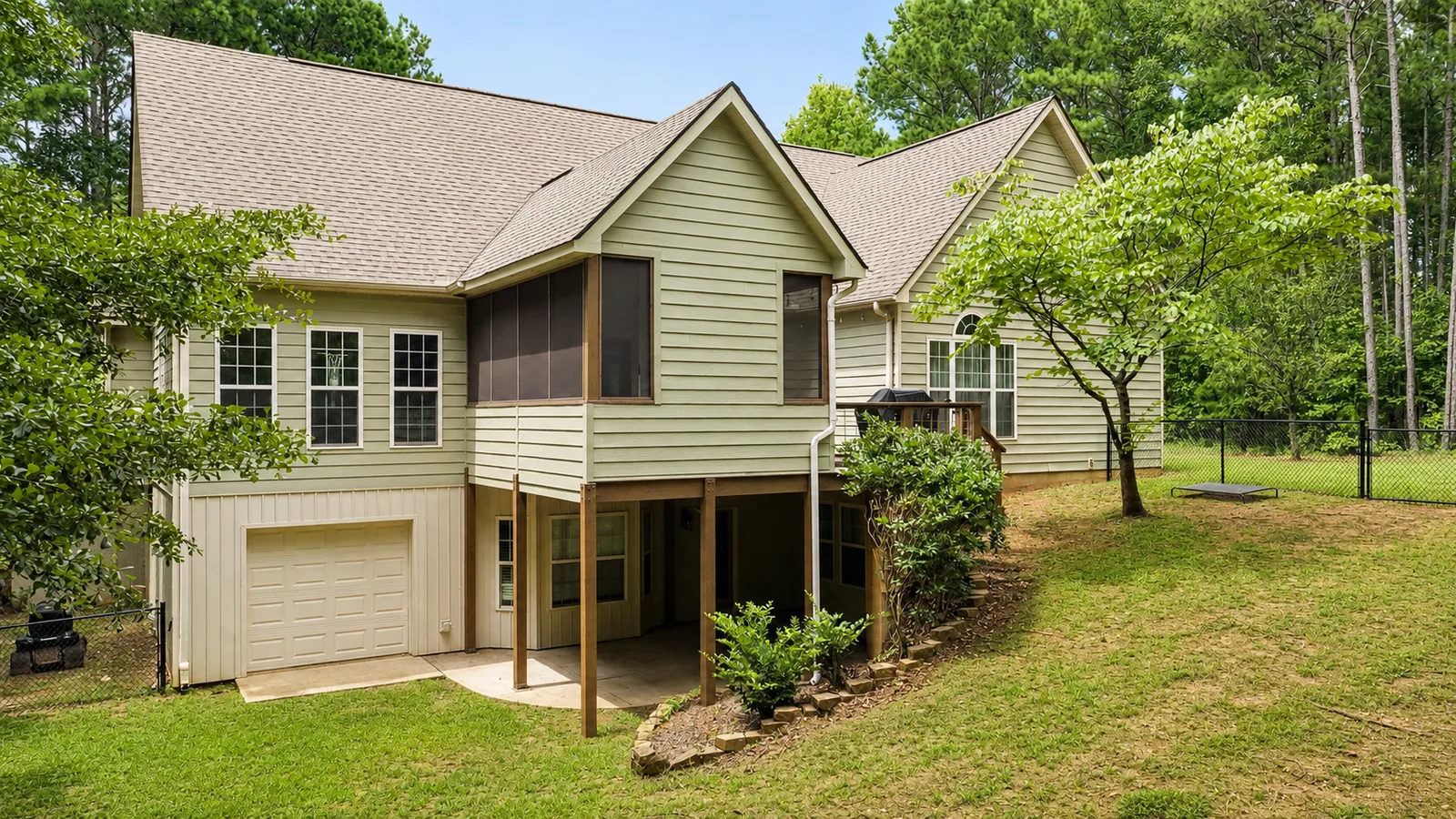 Rear Exterior & Outdoor Living
