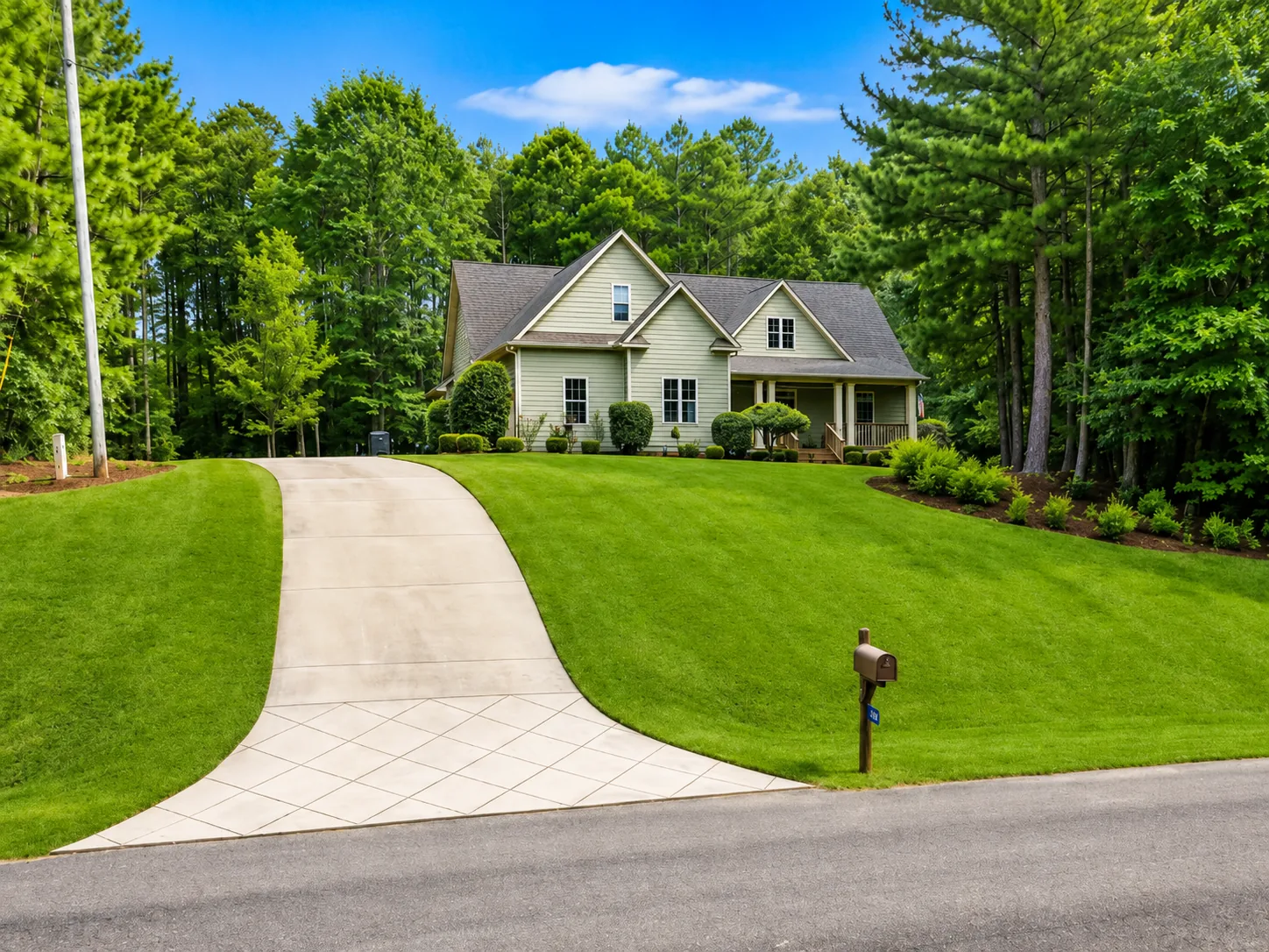 Front Driveway & Mailbox