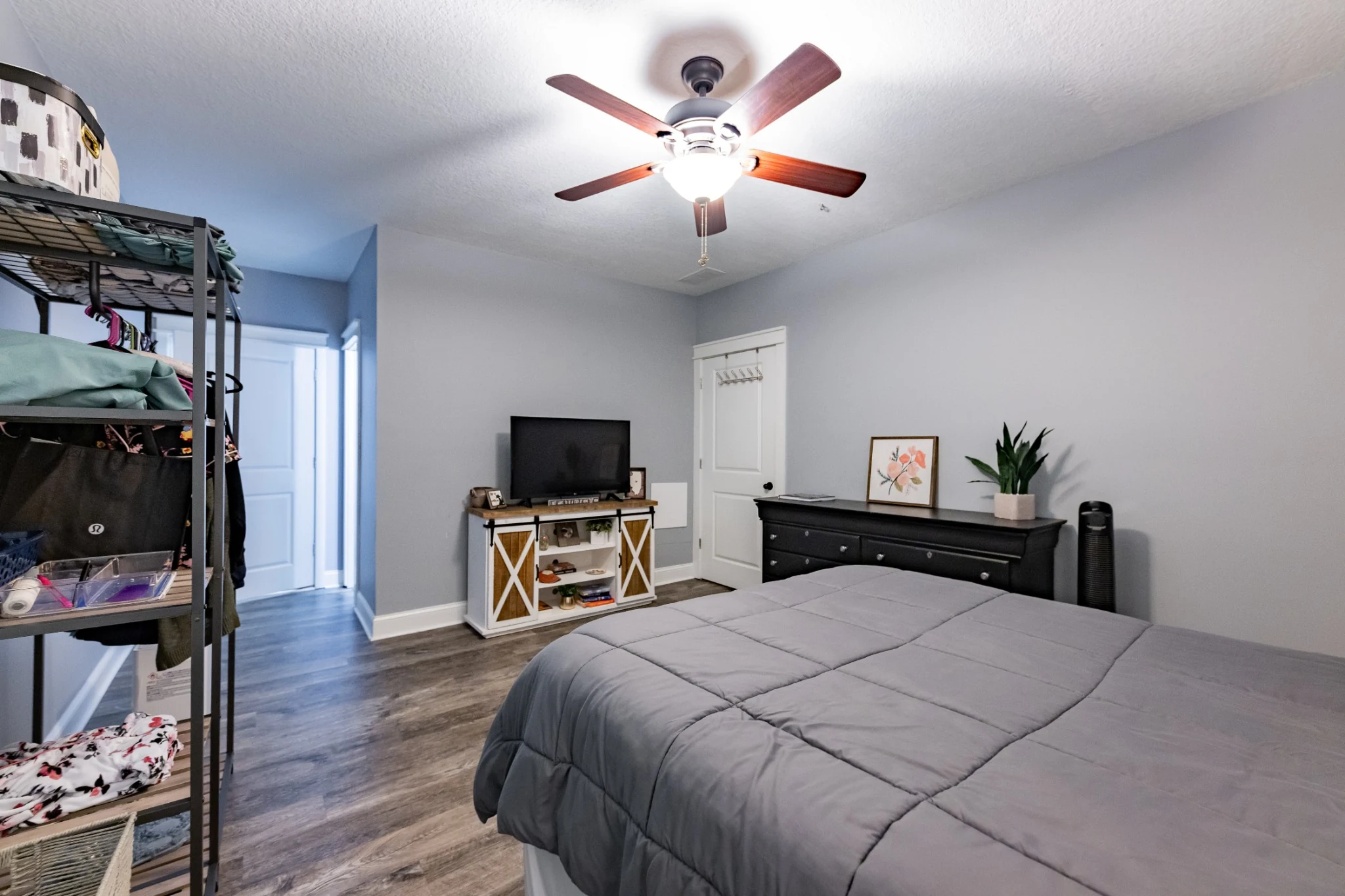 Bedroom alternate view